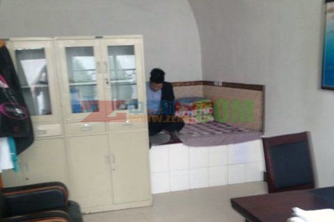 王家砭税务所10月20日下午上班期间大门落锁,门外等候的办税人发现值班员在屋内睡觉。