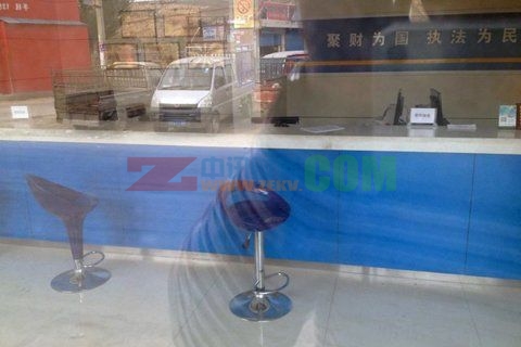 王家砭税务所10月20日下午上班期间大门落锁,门外等候的办税人发现值班员在屋内睡觉。